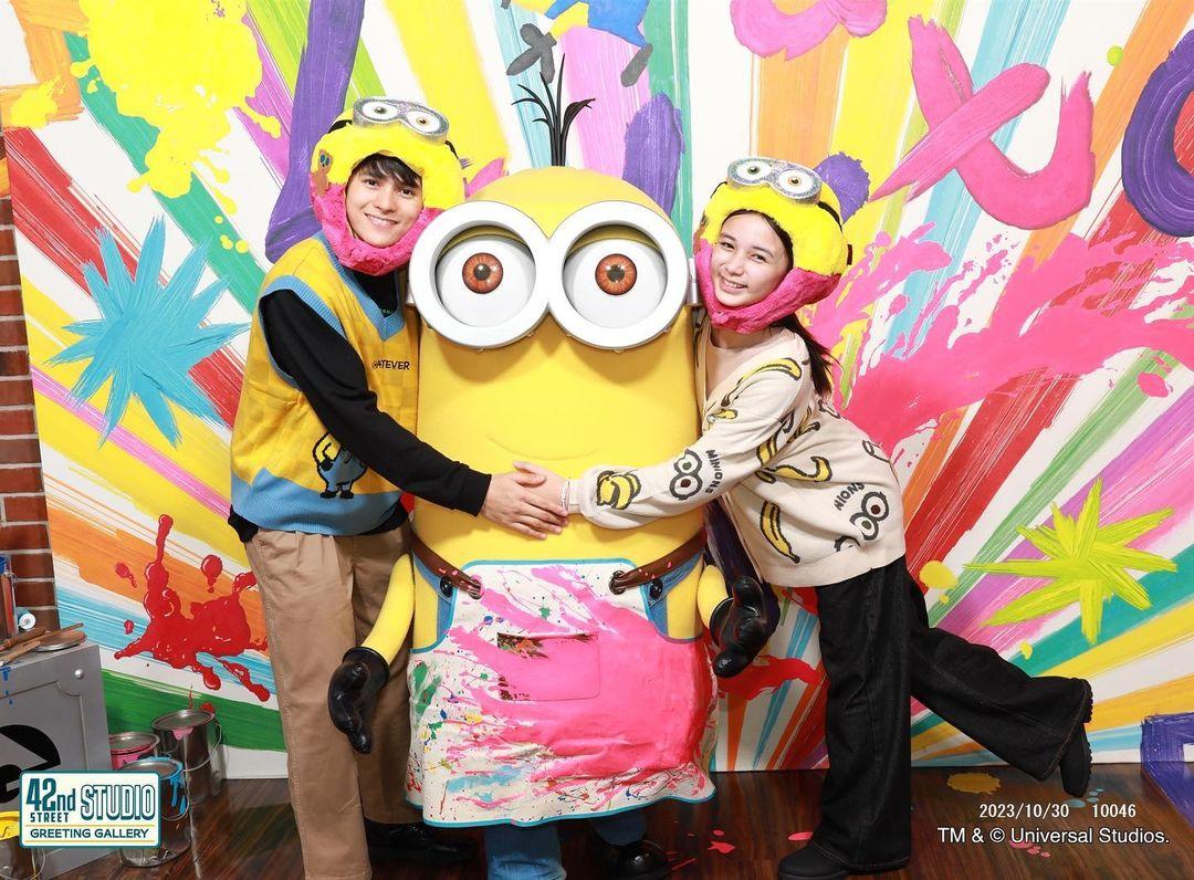 Sofia Pablo and Allen Ansay dress up as Minions in Universal Studios Japan