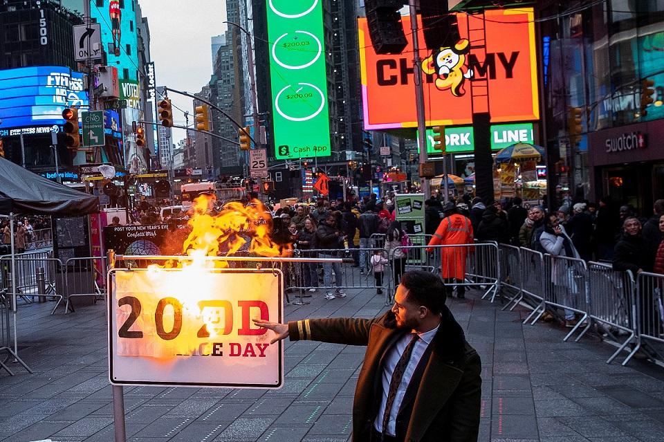 new-yorkers-say-good-riddance-to-2023-photos-gma-news-online