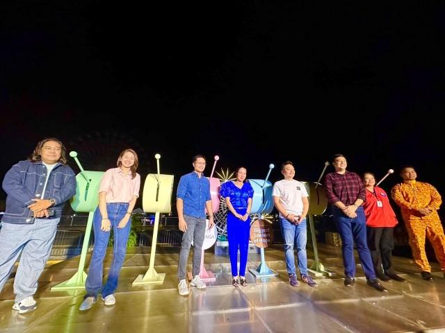 L-R: The ceremonial lighting of the Biggest Lantern of Hope led by Department of Tourism Regional Director Dr. Richard Daenos, Assistant Vice President for Operations North 5 Andrea Madlangbayan-Rodriguez, SM Supermalls Vice President for Operations Engr. Junias Eusebio, City of San Fernando Mayor Hon. Vilma Caluag, City of San Fernando Vice Mayor Hon. Benedict Jasper &acirc;BJ&acirc; Lagman, Family Entertainment Center Inc., (FECI) Assistant Vice President for Operations Mr. Joseph Silva, SM Foundation Livelihood and Outreach Programs Assistant Vice President Cristie Angeles and City of San Fernando Bureau of Fire Protection Inspector Nestor Buta.