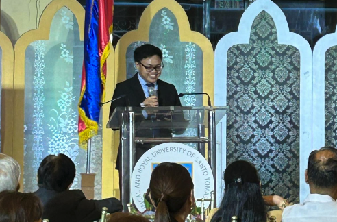 ) Bar topnotcher Ephraim Porciuncula Bie on Friday got a P1.250 million cash gift from the Divinalaw Foundation