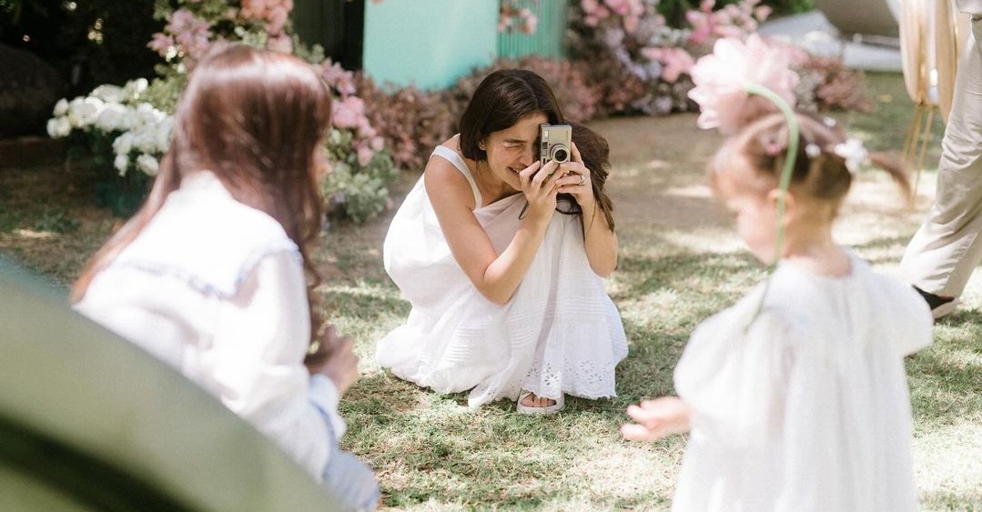 Anne Curtis gets candid with fans who want to take photos with Dahlia ...