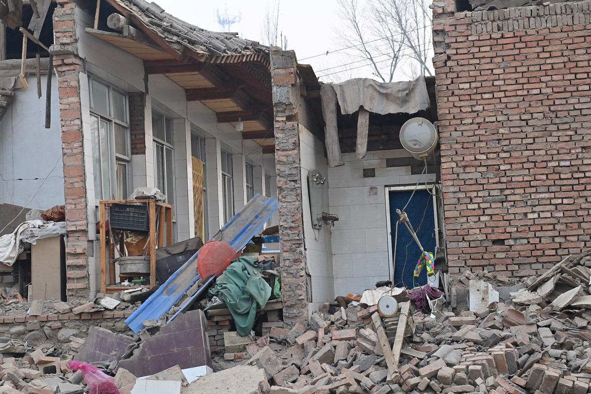 Chinese rescuers brave freezing cold to find earthquake survivors