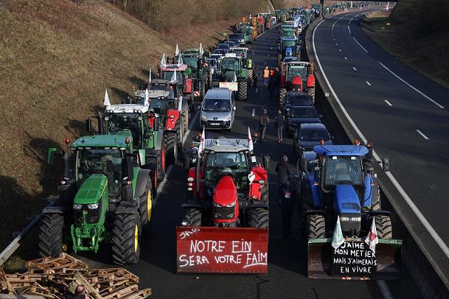 Farmers" convoys head for Paris to restart protest movement