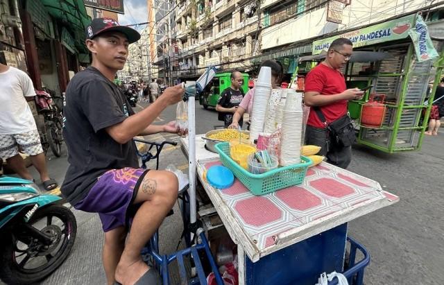 Sweet corn vendor Dave Mendiola was twice told by authorities to move during his interview with GMA News Online. 