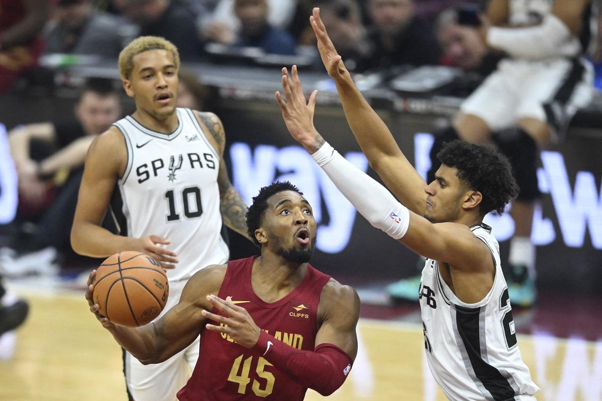 NBA: Jarrett Allen, Cavaliers withstand Spurs' late charge