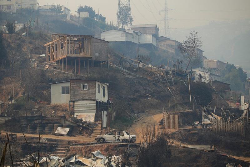Incendios forestales matan a 51 personas en Chile y amenazan zonas urbanas
