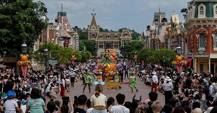 Twelve rescued from rollercoaster at Hong Kong Disneyland