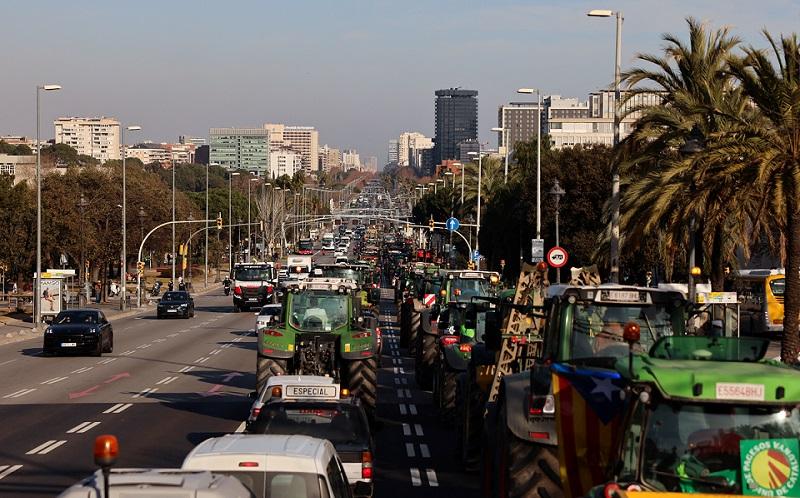 Hundreds of tractors clog Barcelona as Spanish farmers block roads