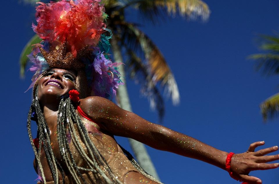 Rio de Janeiro"s carnival opens, with glitter and politics thumbnail