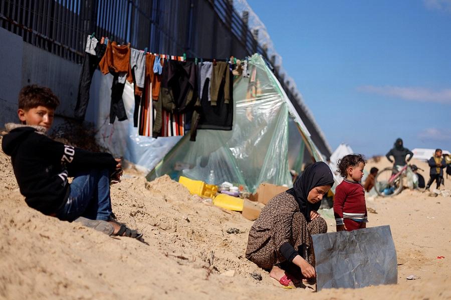 Desperate Palestinians in Gaza"s Rafah fear coming Israeli assault thumbnail