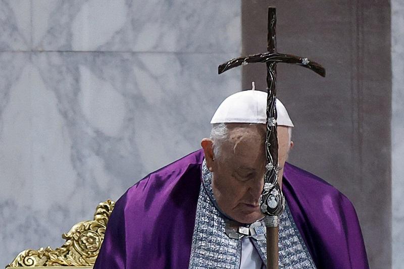 Pope urges Catholics to swap social media for reflection as Lent begins
