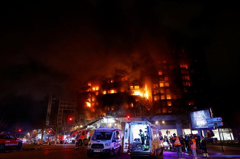 Spanish firefighters battle blaze engulfing apartment building in Valencia thumbnail