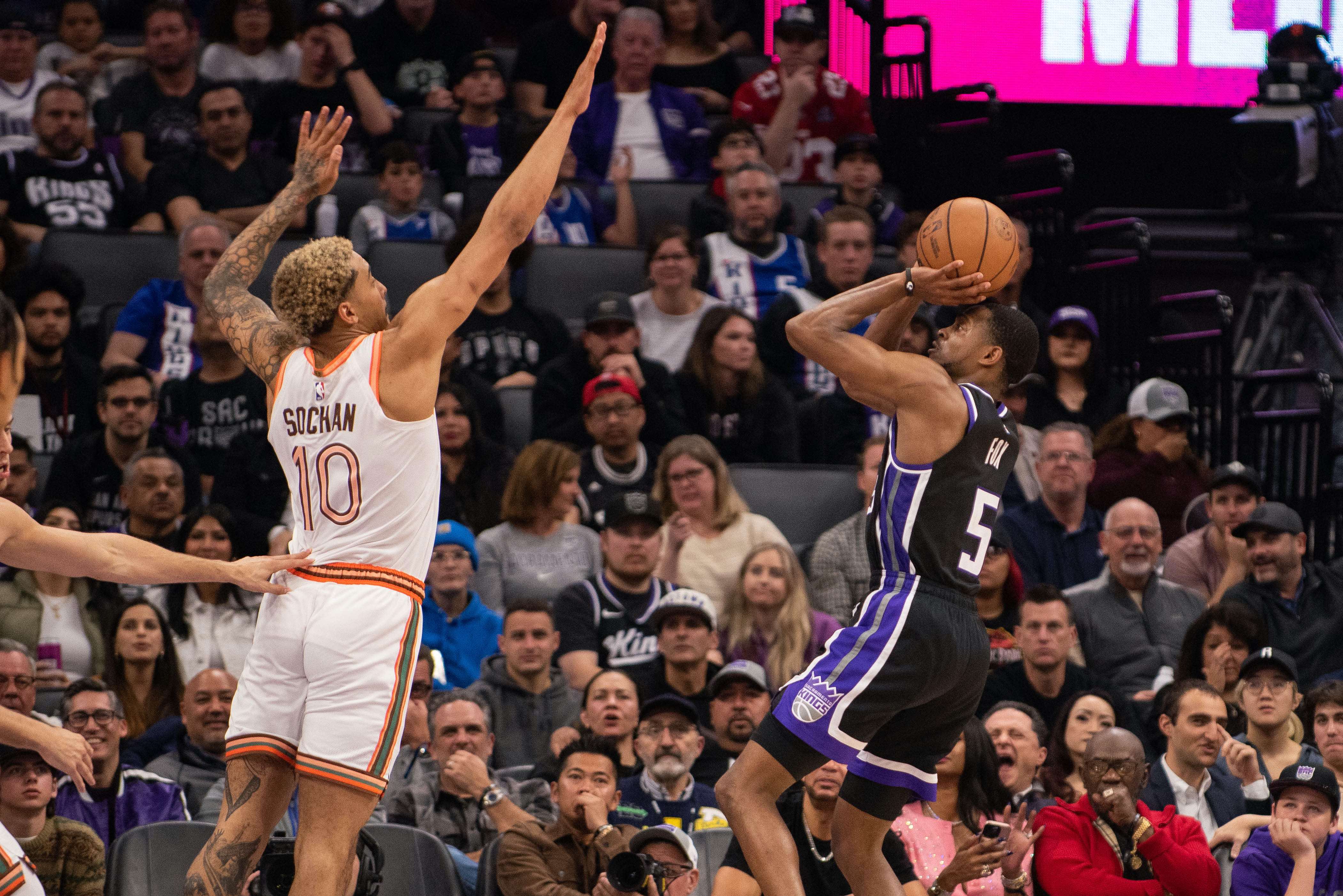 NBA: Kings use strong finishing kick to beat Spurs thumbnail