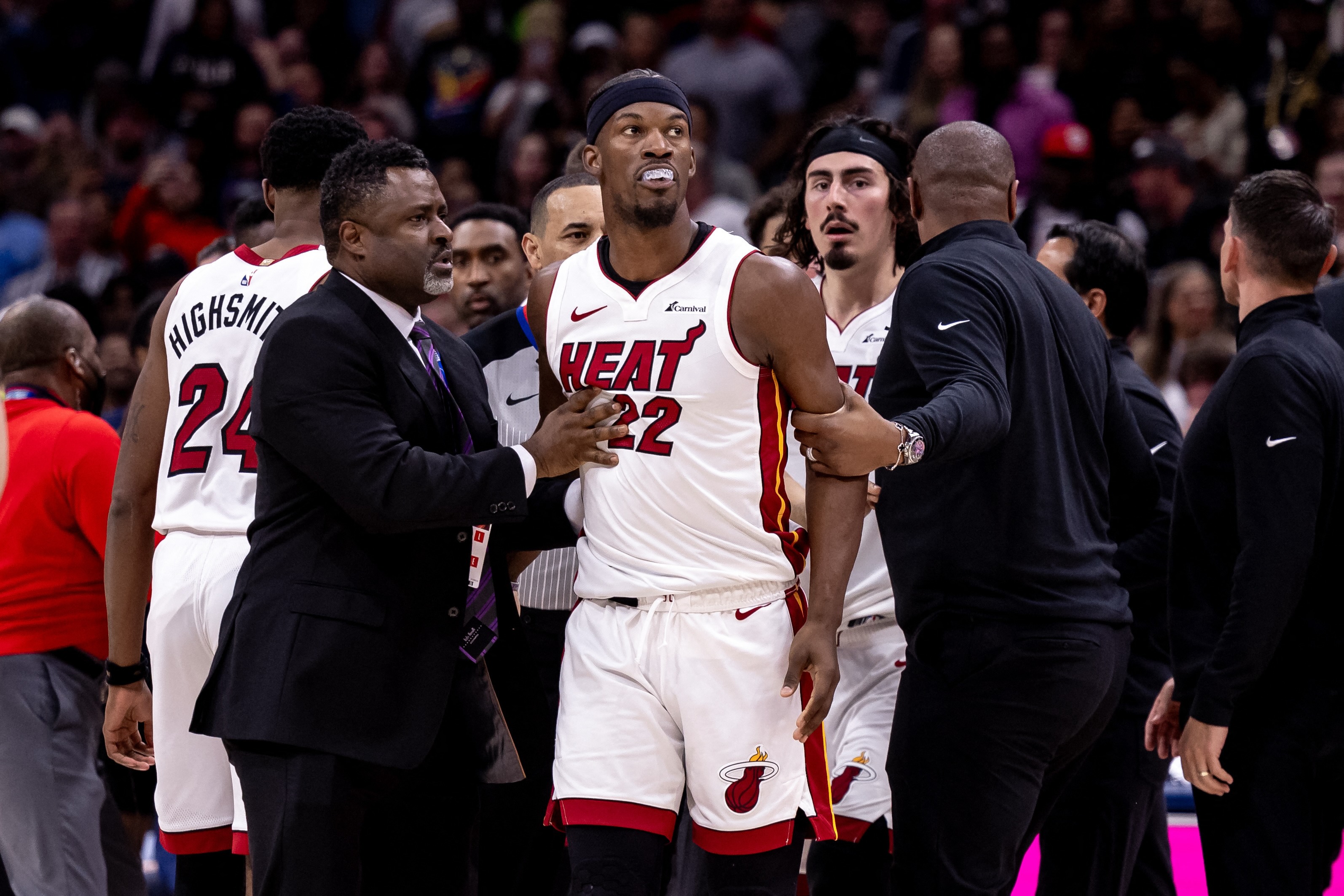 NBA suspends 5 Heat, Pelicans players for melee