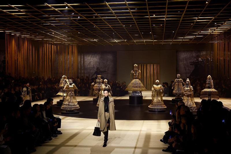 Maria Grazia Chiuri draws on origins of Dior”s ready-to-wear line for show