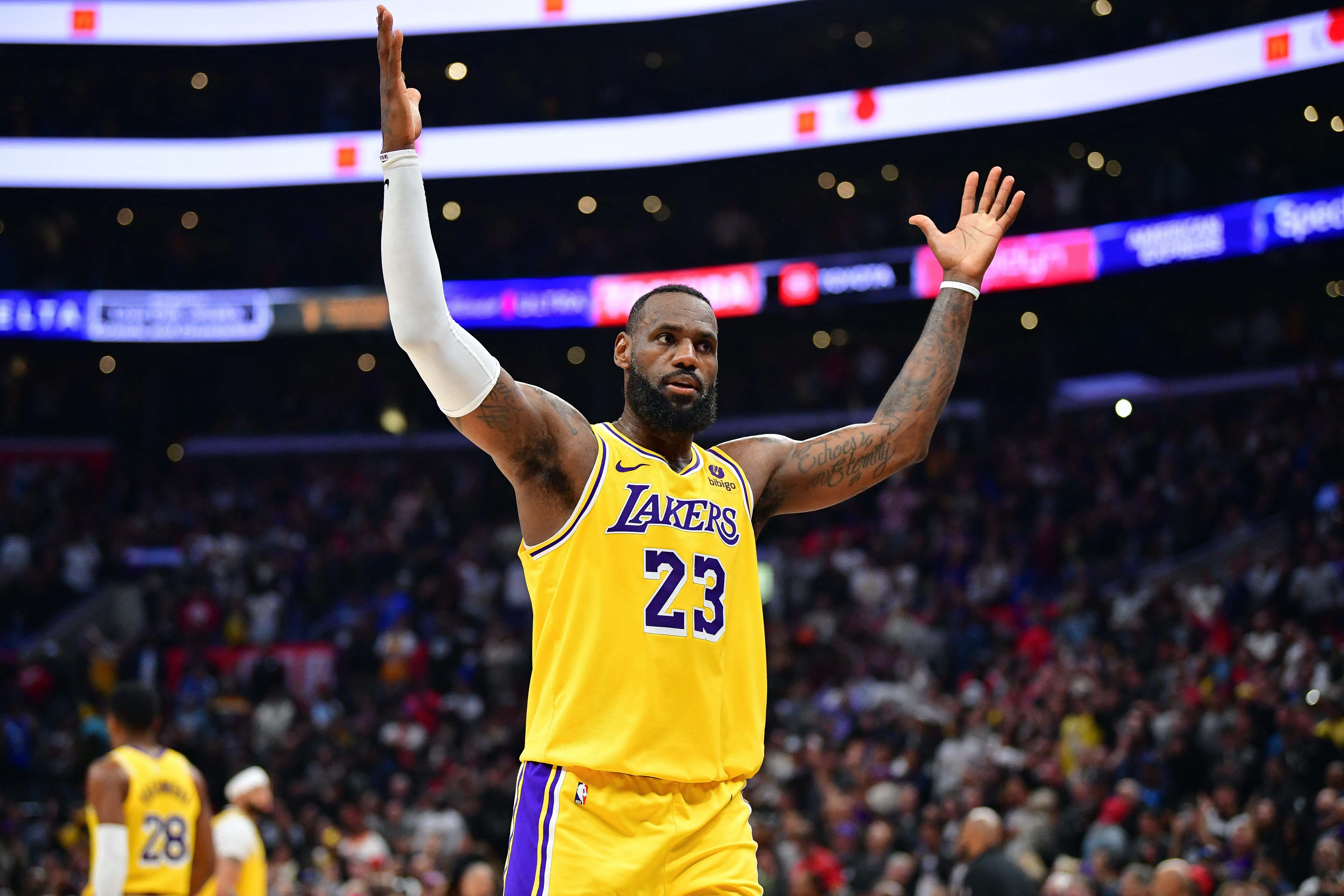 NBA: LeBron James, Lakers stun Clippers with late rally