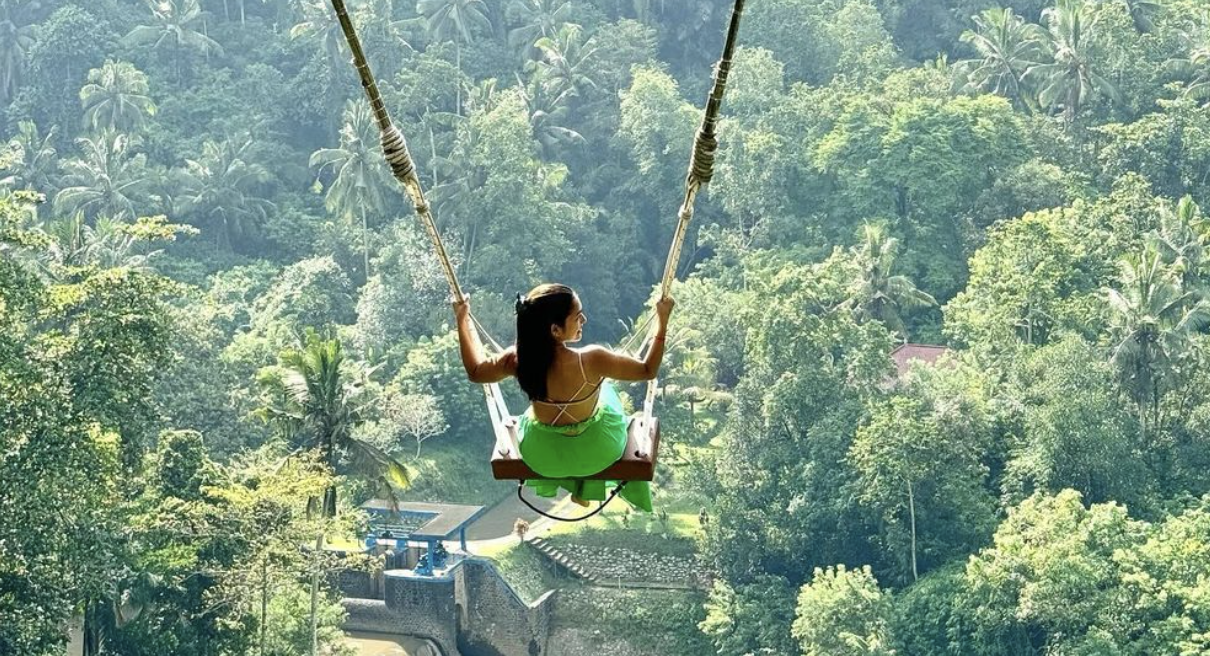 Andrea Torres tries the famous Bali Swing in Indonesia thumbnail
