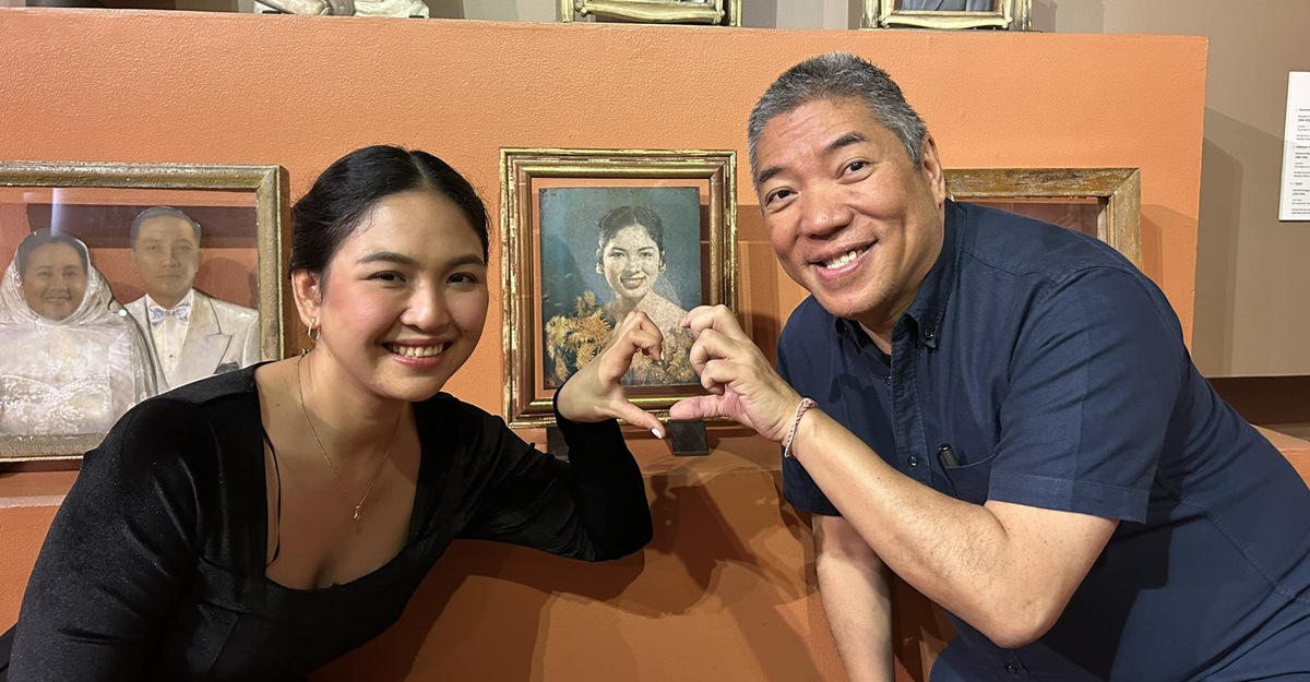 Ambeth Ocampo meets museum visitor who looks like his late mom