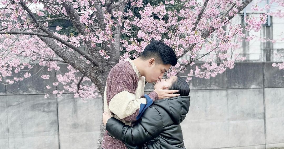 Kiray Celis, BF Stephan Estopia share sweet kiss under cherry blossoms in Japan