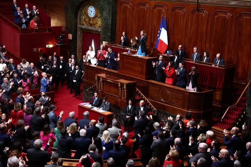 French lawmakers make abortion a constitutional right