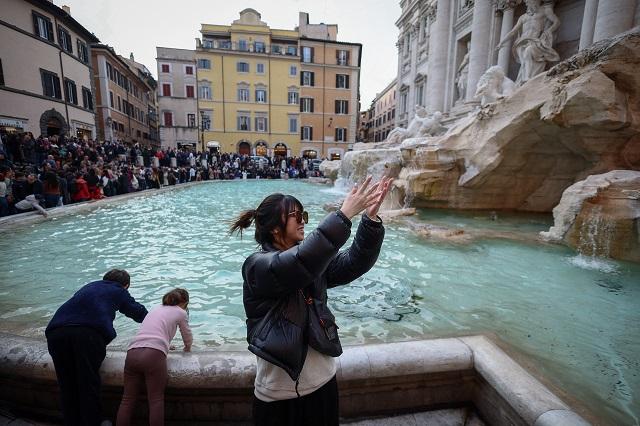 What happens to the coins tossed into Rome”s Trevi Fountain?