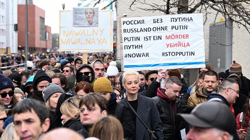 Thousands of Russians join Navalny-inspired ‘noon against Putin’ election protest