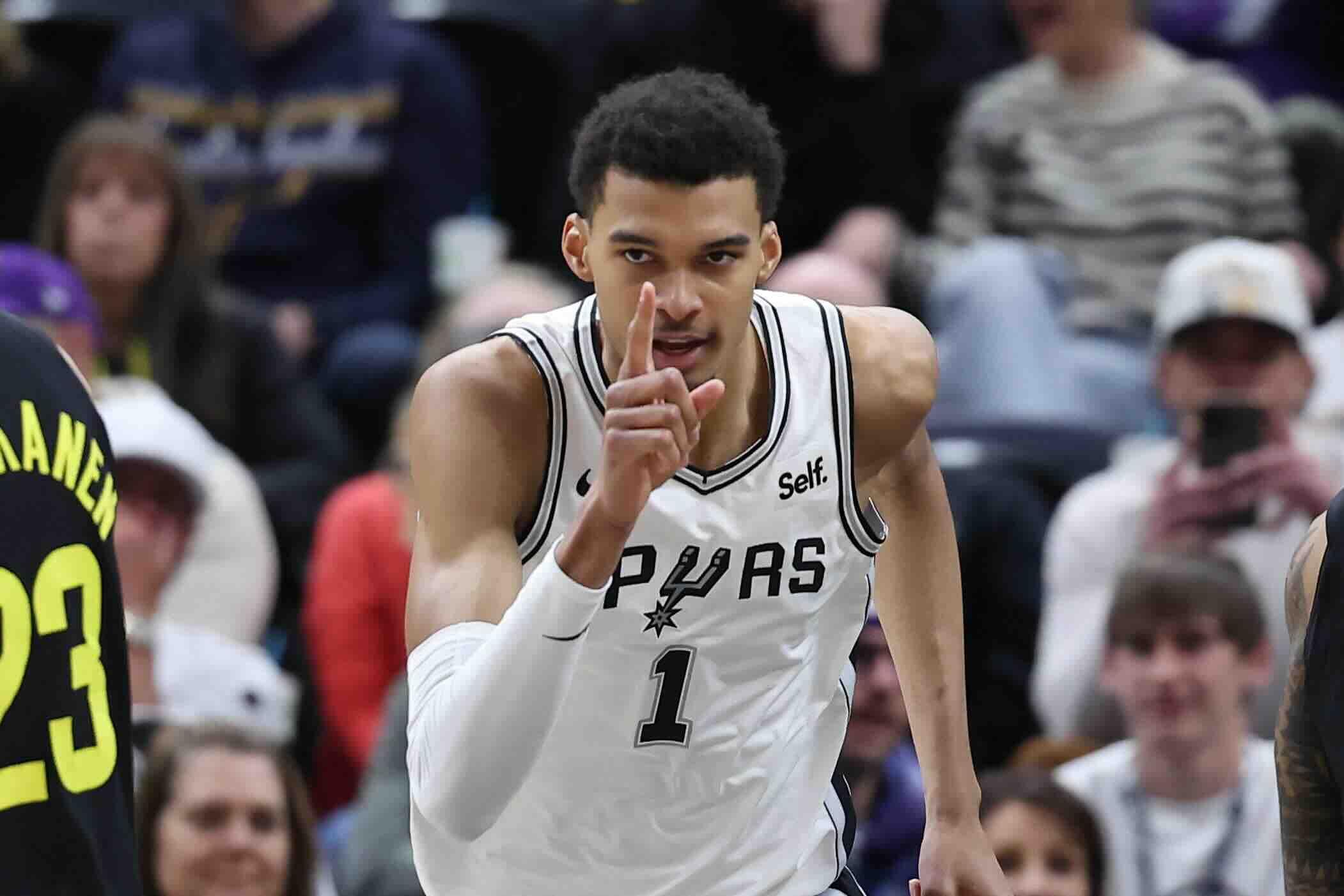 NBA: Spurs defeat Jazz, get rare consecutive wins