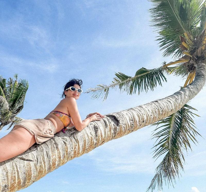 Anne Curtis is one happy beach babe in Siargao