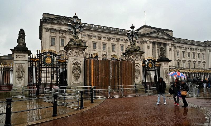 Man arrested after car strikes gates of Buckingham Palace