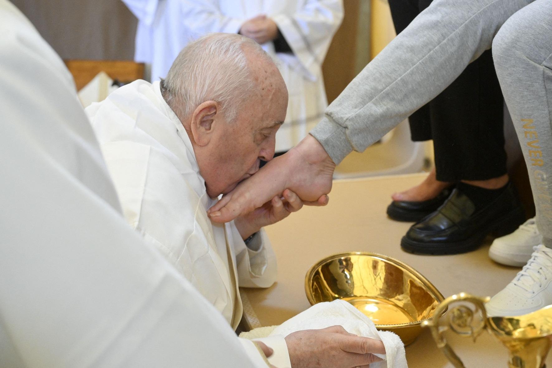Pope Francis washes feet of 12 women prisoners on Holy Thursday