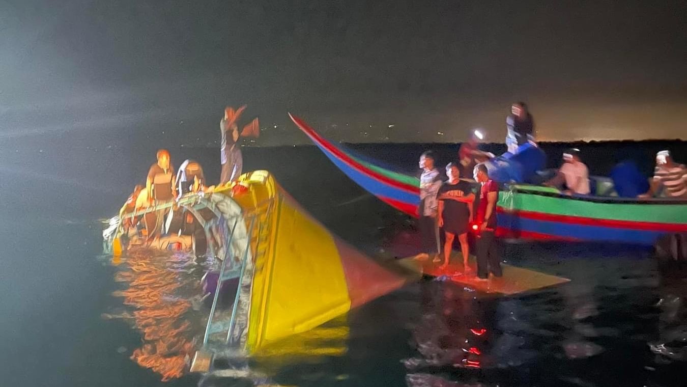 43 survivors rescued, baby missing, after banca sinks off Zamboanga City thumbnail