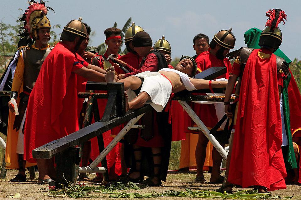Here are some of ‘panata’ Filipino Catholic faithful do every Holy Week 