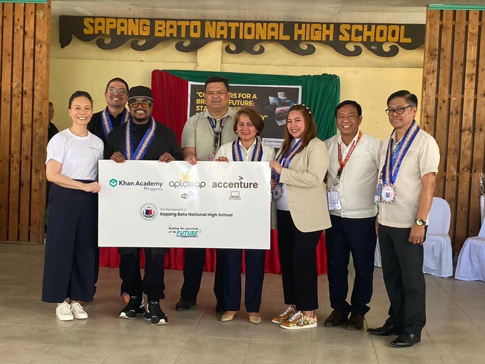 Apl.de.Ap visits his Pampanga high school, donates over 20 laptops