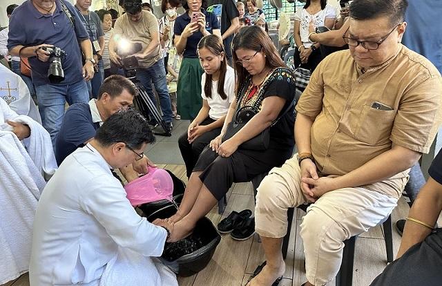 Priest washes feet of the relatives of EJK victims on Maundy Thursday