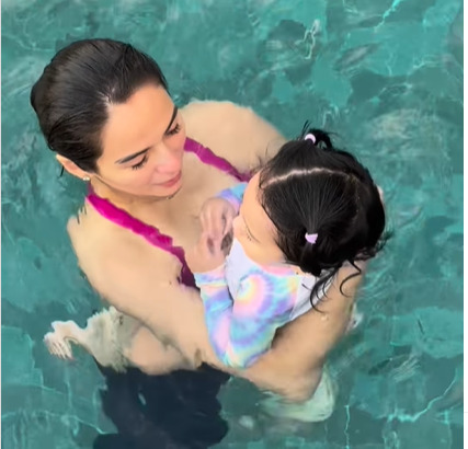 Jennylyn Mercado goes swimming in leggings with daughter Dylan: ‘Sarreh excited kami’