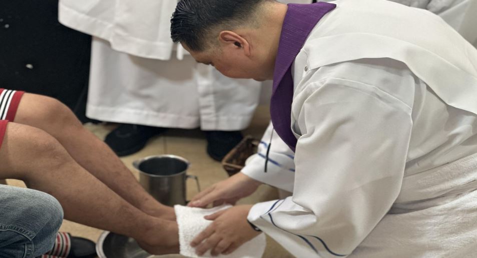 Pasig bishop washes feet of political detainees, says they are not alone