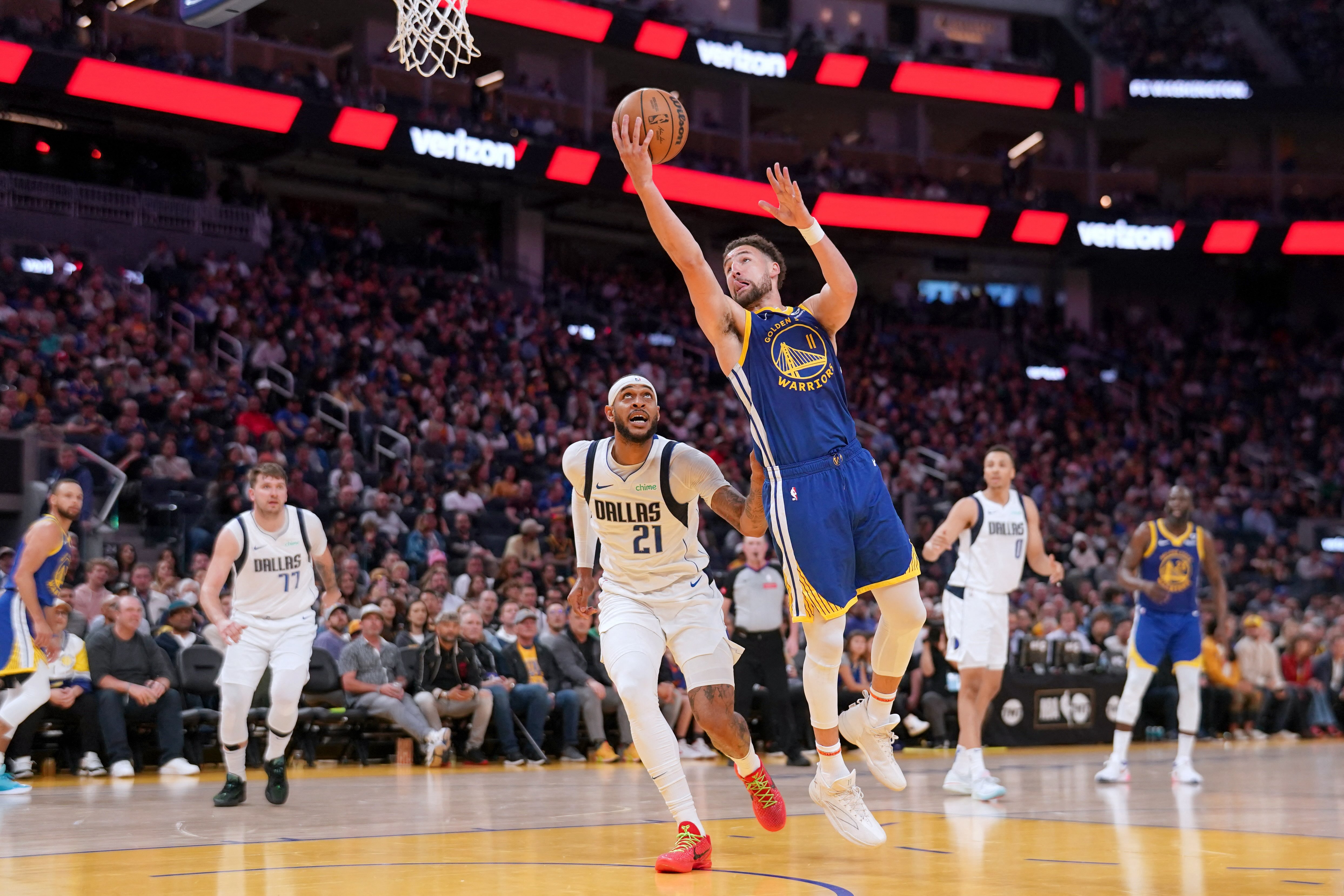 NBA: Warriors dump Mavericks, run winning streak to five