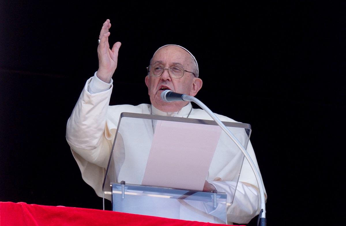 Pope Francis urges end to 'spiral of violence' in Middle East