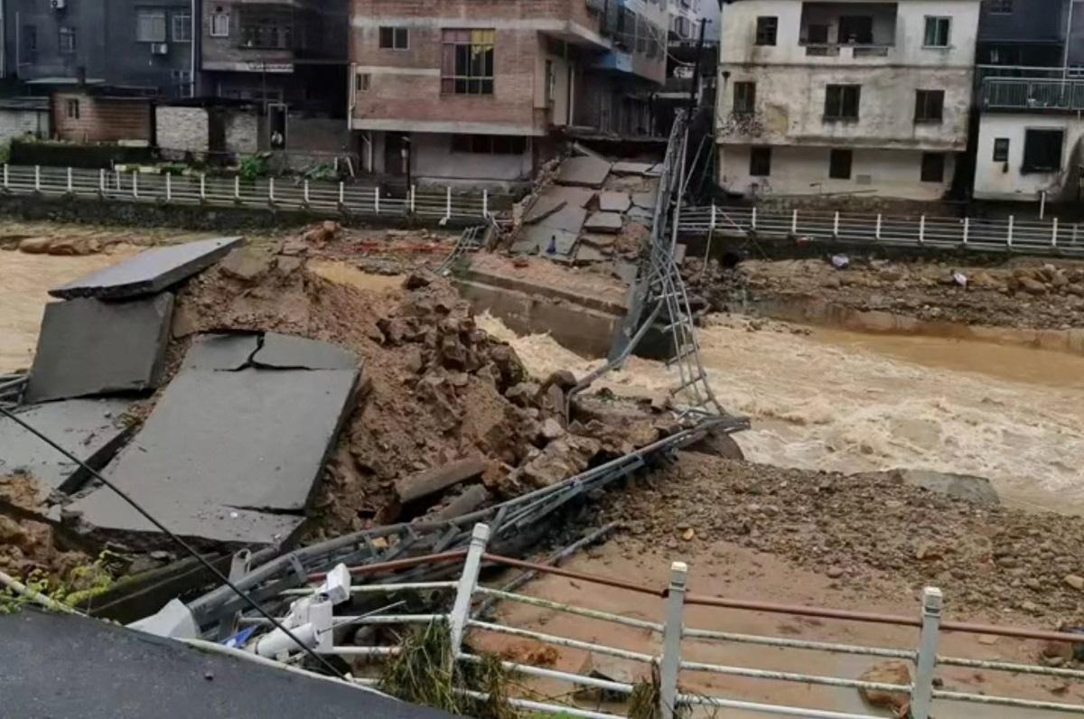 Floods swamp southern China, spark extreme weather fears