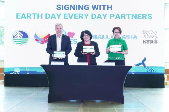 SM Supermalls' Vice President for Corporate Compliance Liza Silerio (right), Department of Environment and Natural Resources (DENR) Secretary Maria Antonia Yulo Loyzaga (center), and Nestle Philippines' Senior Vice President and Head of Corporate Affairs Jose Uy III (left) during the Earth Day Every Day project partners' signing ceremony.