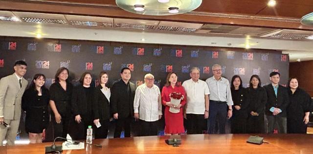 Mel Tiangco with GMA Executives at her contract renewal on Tuesday.