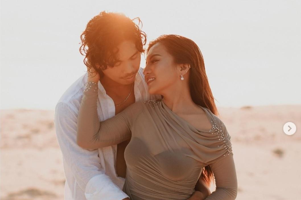 Cong TV, Viy Cortez look so in love in prenup photos by the beach