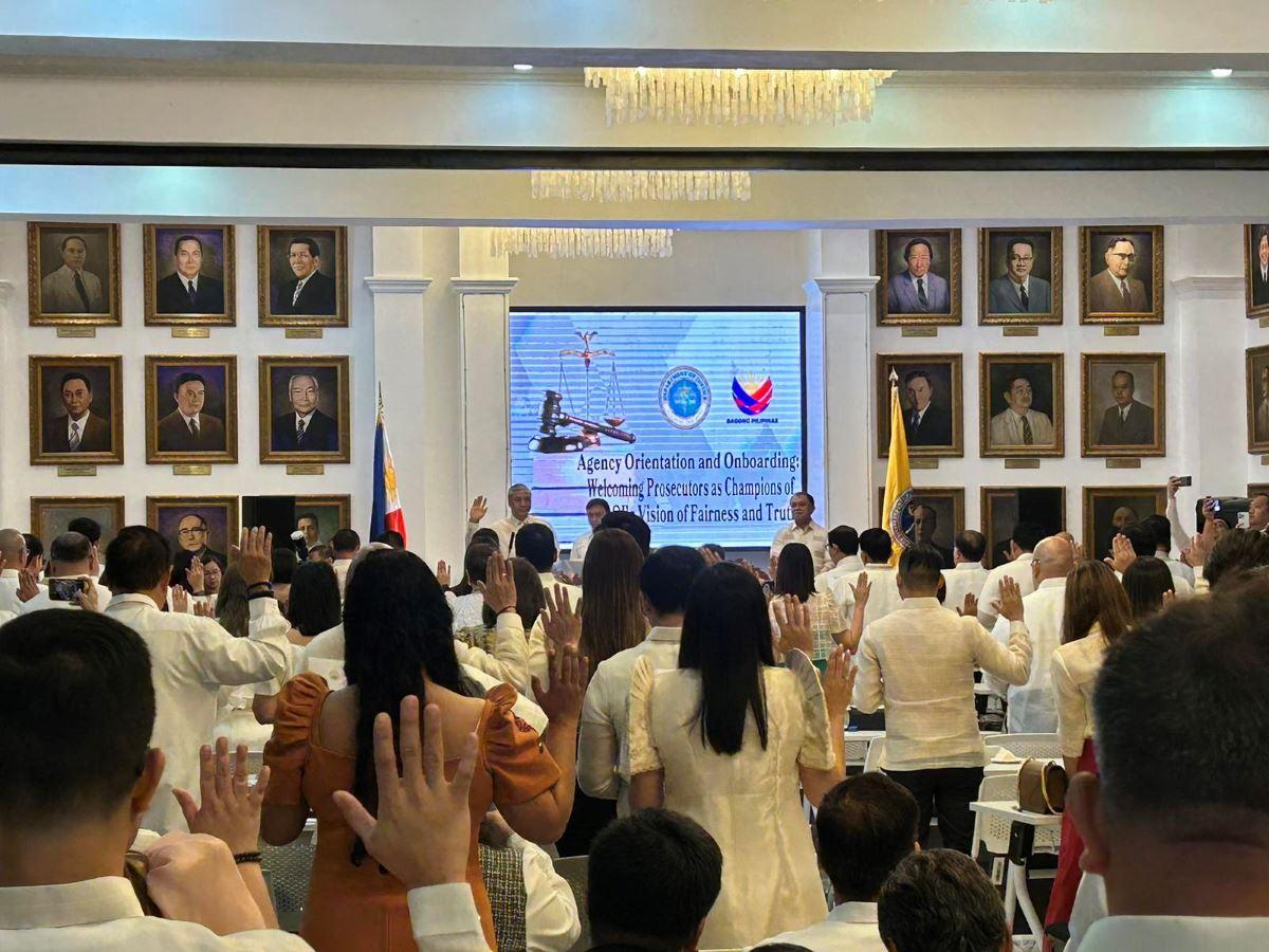 122 newly appointed, promoted prosecutors take oath at DOJ
