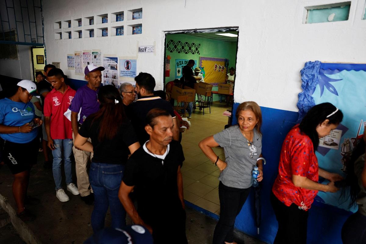 Panamanians vote to elect new president in tight elections