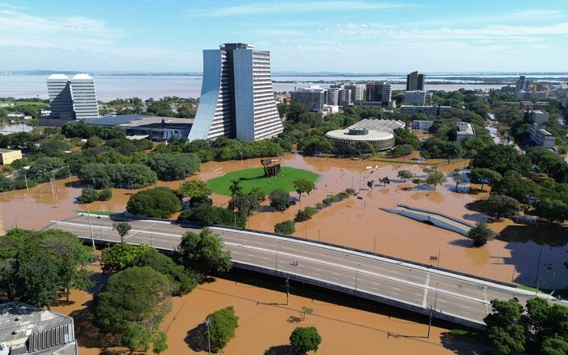 Brazil floods leave 150,000 homeless, scores dead or missing