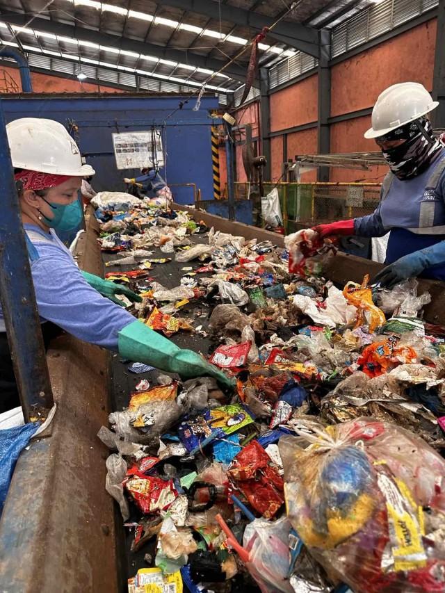 No time to waste: Sorting through the amount of trash at the GUUN Facility in Cebu. Unfit for recycling and reuse, the waste material recovered avoids the landfill and is then reconverted to fuel resource