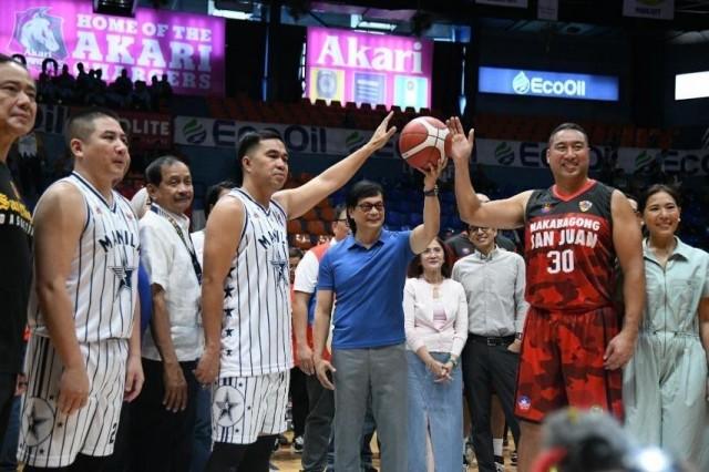 Interior Secretary Benhur Abalos and San Juan City Mayor Francis Zamora at the event. Photo: MMDA