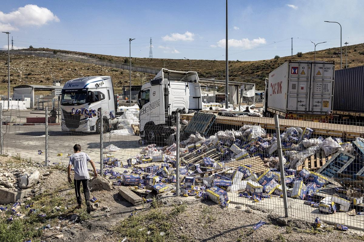 Israelis block aid convoy headed to Gaza, smash food boxes