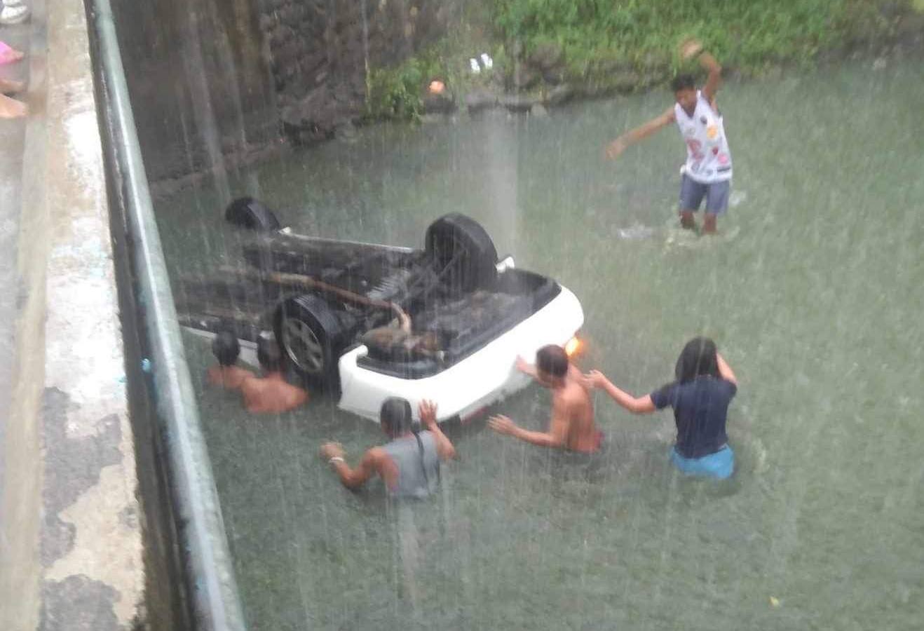 1 dead, five injured after car falls off bridge in Ragay, CamSur thumbnail