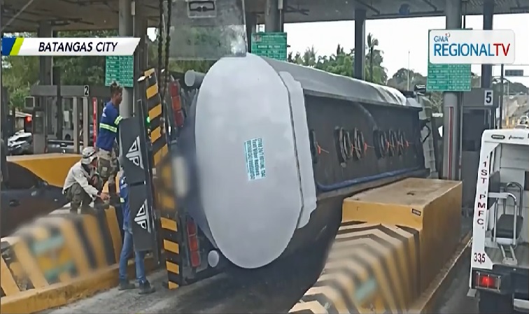 Tanker truck, tumagilid at bumara sa tollgate ng Star tollway sa Batangas City thumbnail